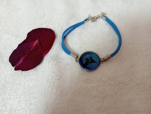 Pulsera con dibujo hecha a mano con resina