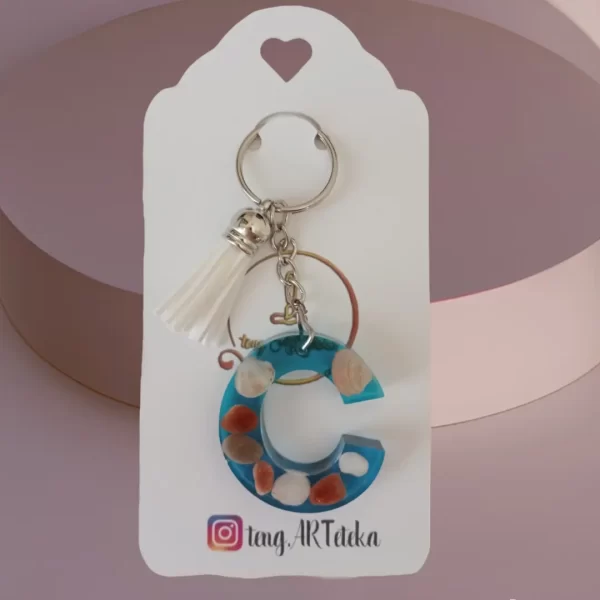 Llaveros de letras personalizados con conchas marinas hechos a mano con resina