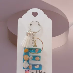 Llaveros de letras personalizados con conchas marinas hechos a mano con resina