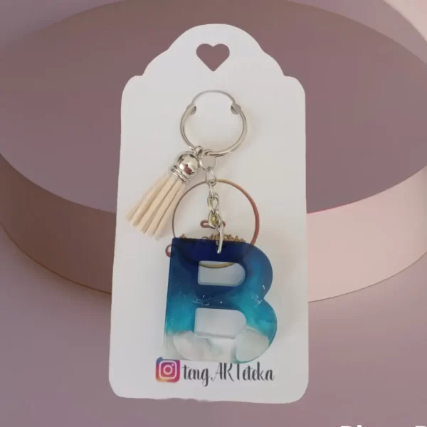 Llaveros de letras personalizados con conchas marinas hechos a mano con resina