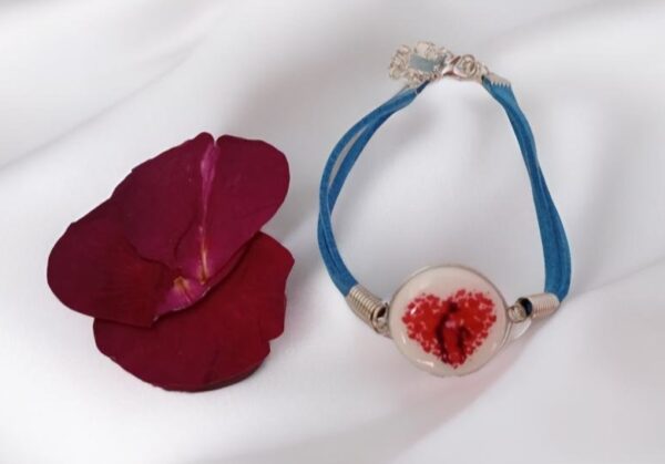 Pulsera con dibujo hecha a mano con resina