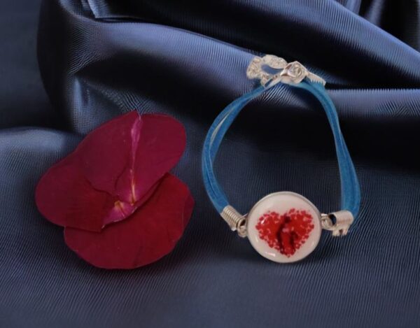 Pulsera con dibujo hecha a mano con resina